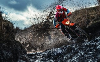 谈球吧官网-热身赛突发意外 球迷闯入球场拥抱C罗 葡萄牙巨星冷静应对平息风波