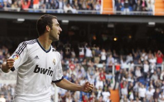 谈球吧官网-拜仁新星比朔夫与名宿之女恋情曝光，绿茵场外的浪漫故事引发热议